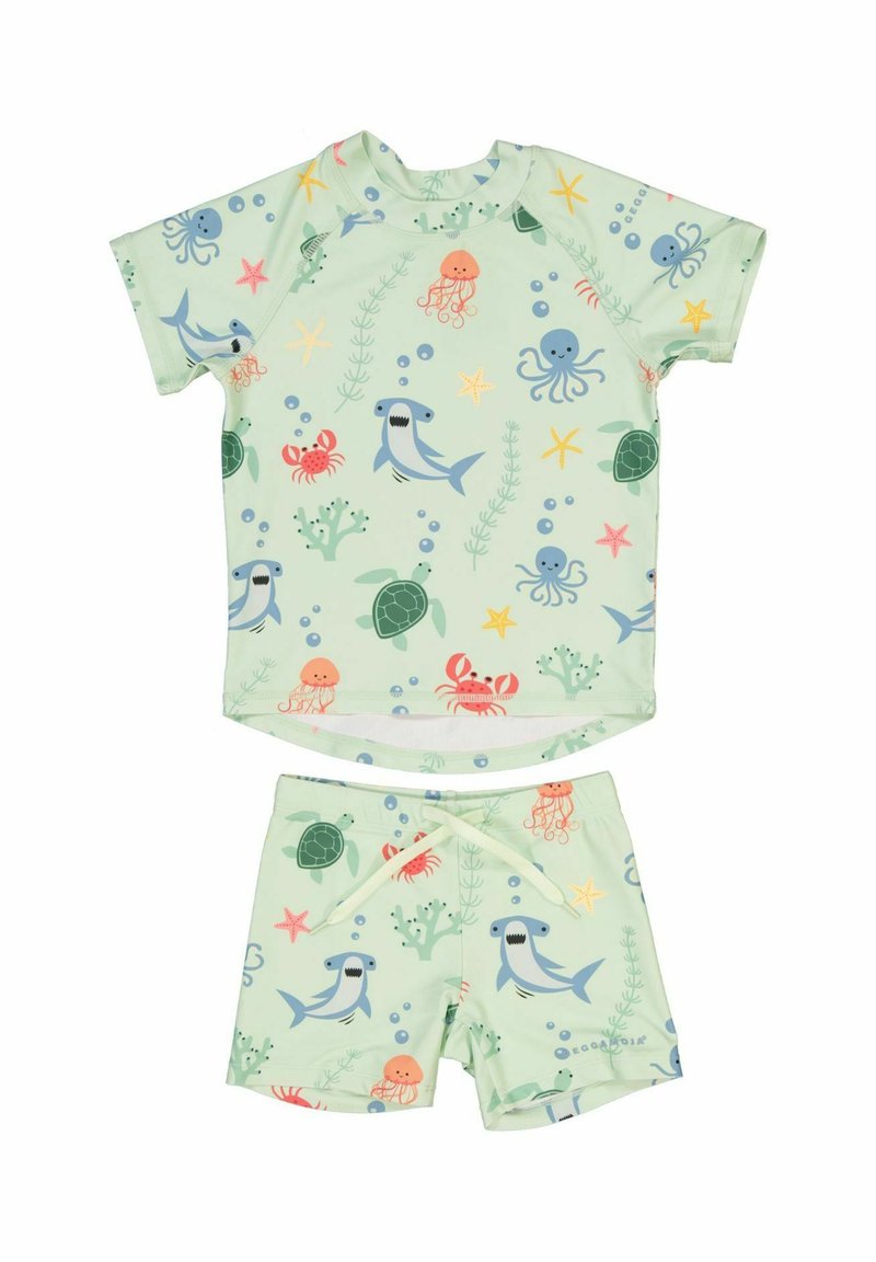 Tvådelad simset för barn med en ljusgrön bas, kortärmad topp och shorts, med tryckta marina livsformer i olika färger.