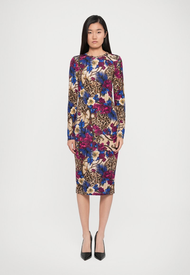 Rochie cu mâneci lungi, cu un design ajustat, având un model multicolor cu flori și imprimeu leopard, cu tiv până la genunchi și textură fină.