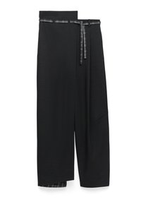 Zwarte wijde broek met een geruite zwarte en grijze riem, voorzien van verticale plooien en een lichtgewicht textuur.