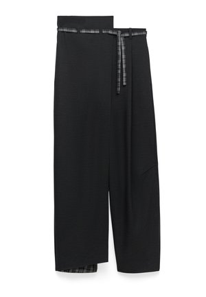 Pantaloni a gamba larga neri con una cintura a quadri nera e grigia, caratterizzati da pieghe verticali e un tessuto leggero e texture.