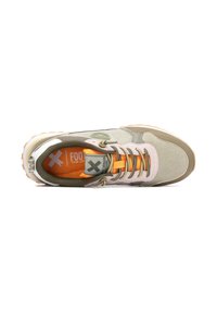 Zapatillas de ante gris claro y oliva con cordones y forro naranja. Presentan un cuello acolchado y una suela de goma texturizada con patrones de agarre.