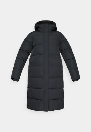 Zwarte puffer coat tot de knie met een capuchon, verticale naden en dikke vulling. Manchet- en ritssluitingdetails zichtbaar. Soepele textuur.