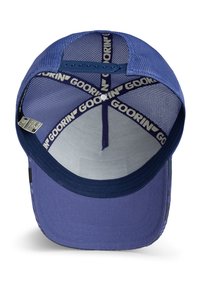 Gorra de béisbol de malla azul vista desde el interior, con cierre ajustable a presión y costuras interiores de la marca "Goorin".