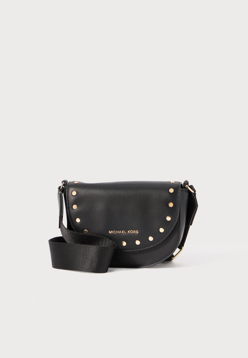 Schwarze Leder Umhängetasche mit goldenen Nieten, gewölbtem Klappdeckel und Logodetails. Verfügt über einen abnehmbaren schwarzen Nylonriemen. Kompaktes Design.