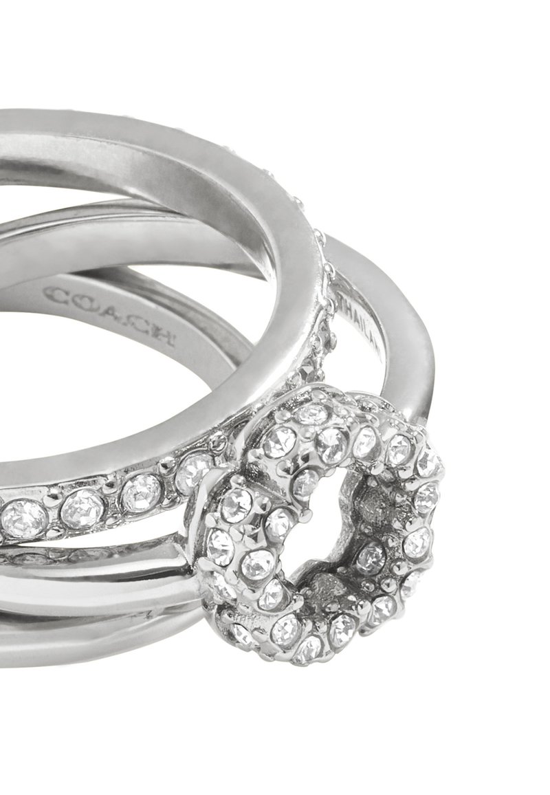 Silberring-Set mit drei Bändern, eines davon mit klaren Kristallen verziert, die ein kreisförmiges Detail bilden. Glatte, polierte Oberfläche und elegantes Design.