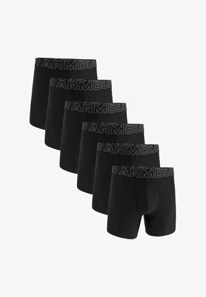 Sechs schwarze Boxerbriefs mit breiten elastischen Bunds, die "ARMOUR" in großen Buchstaben zeigen, diagonal auf weißem Hintergrund angeordnet.