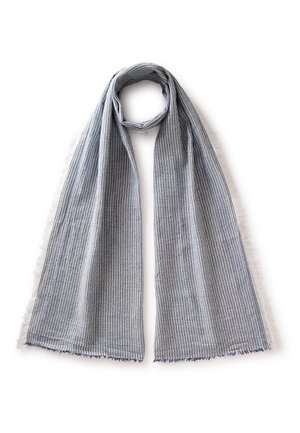 Bufanda gris claro con finas rayas verticales gris oscuro, ligeramente anudada en la parte superior, con bordes deshilachados sobre un fondo blanco.