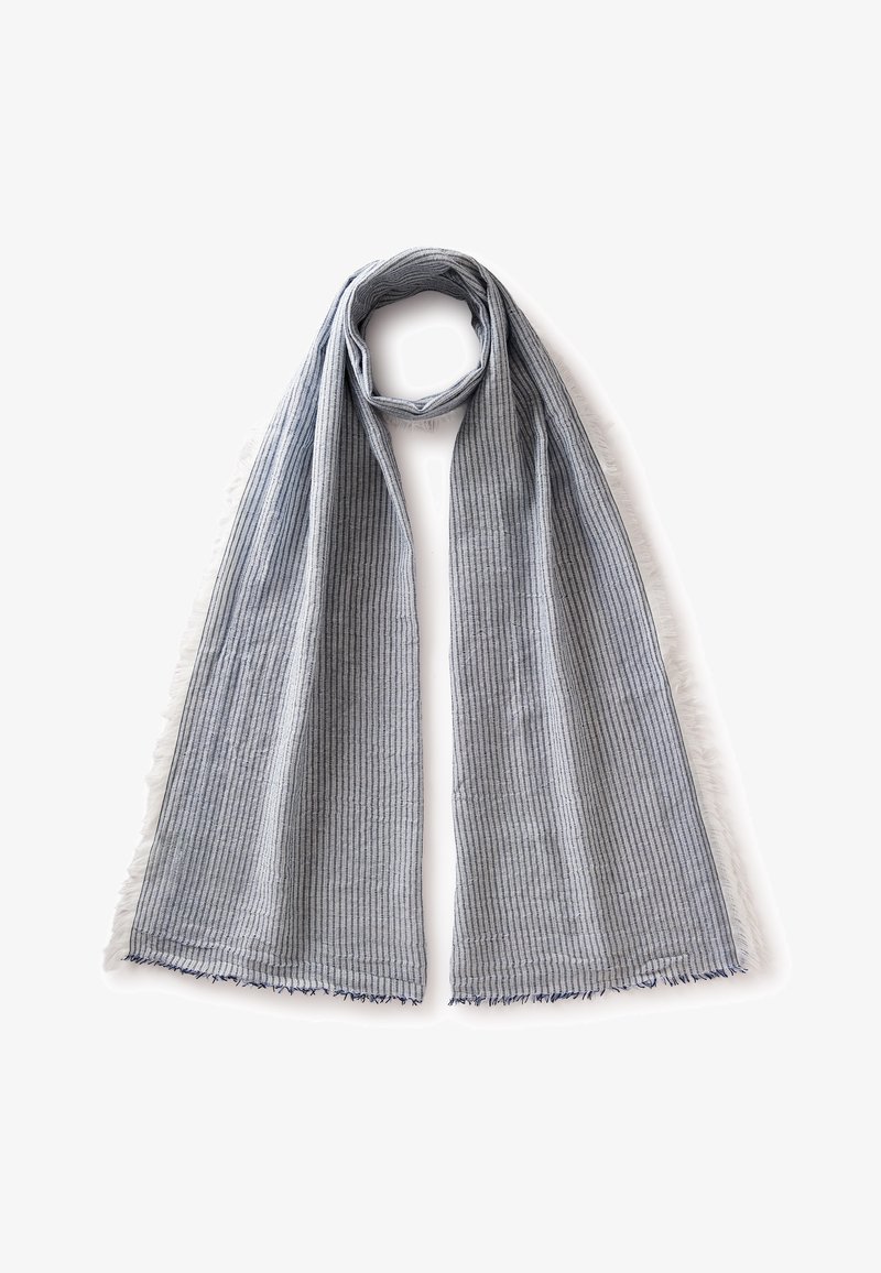 Jasnoszary szalik z cienkimi, pionowymi, ciemnoszarymi paskami, luźno zawiązany u góry, z postrzępionymi krawędziami na białym tle.