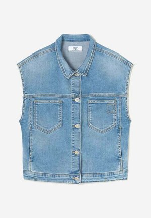 Veste sans manches en denim bleu clair, avec un col pointu, des fermetures à boutons sur le devant, deux poches poitrine et des détails de délavage léger.