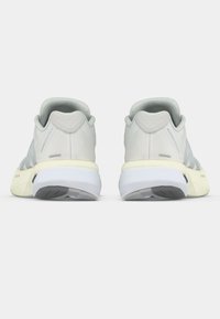 Αθλητικά παπούτσια ανοιχτό γκρι με πλέγμα στο πάνω μέρος, επενδεδυμένο κολάρο και αντίθετη λευκή ενδιάμεση σόλα. Διαθέτουν διακριτικό λογότυπο και υφασμένη φτέρνα.