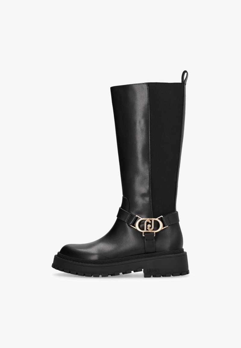 Boots din piele și material negru, până la genunchi, cu o talpă groasă, accente din metal auriu și un tab de prindere la spate. textură netedă cu materiale contrastante.