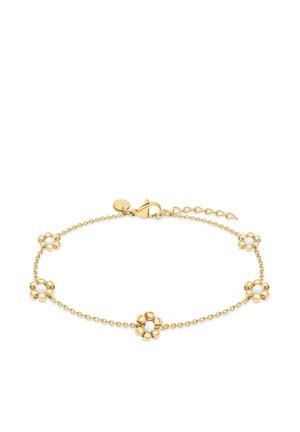 Fijne gouden kettingarmband met vijf kleine bloembedeltjes, elk met een witte parel in het midden en een karabijnsluiting.
