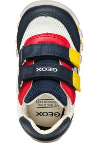 Baskets Geox multicolores avec des accents bleu marine, rouge et jaune ; dessus en mesh ; deux sangles Velcro réglables ; semelle en caoutchouc arrondie.