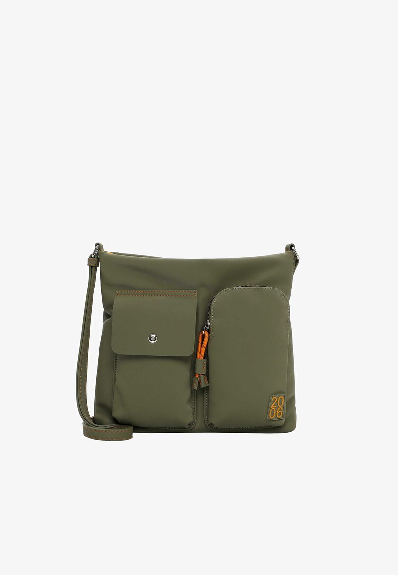 Vihreä keinonahkainen olkalaukku, jossa on sileä pinta, kaksi ulkotaskua, oranssit yksityiskohdat ja hopeanväriset metalliosat.