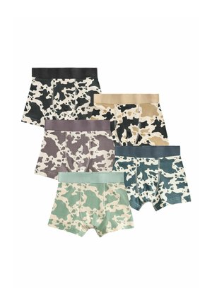 Vijf paar herenboxers met koeienprint in zwart, beige, grijs, blauw en groentinten, gerangschikt in een waaier.