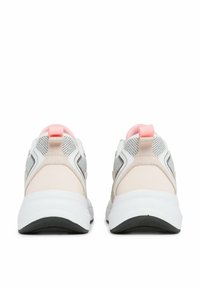 Roze i bijele tenisice s gornjim dijelom od mrežaste i sintetičke tkanine, podstavljenim ovratnikom i crnom gumiranom potplatom. Imaju stražnji remen za lakše obuvanje.