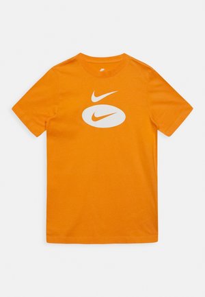 T-shirt orange à manches courtes Nike avec deux logos blancs Nike swoosh sur le devant, l'un au-dessus de l'autre à l'intérieur d'une forme ovale.