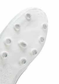 Suela de zapatilla de fútbol en blanco con clavos redondeados y transparentes. Presenta un diseño texturizado en el costado y hardware visible para un mejor agarre.