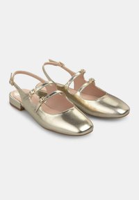 Gouden metallic slingback flatschoenen met vierkante neuzen, uitgerust met twee decoratieve bandjes en een kleine blokhak. Gladde, glanzende oppervlakte.