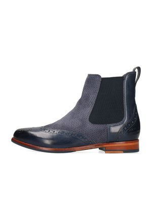Navyblauer Chelsea-Stiefel aus Leder und Wildleder mit Brogue-Perforationen, elastischem Seitenteil, Ledersohle und Zuglasche an der Rückseite.