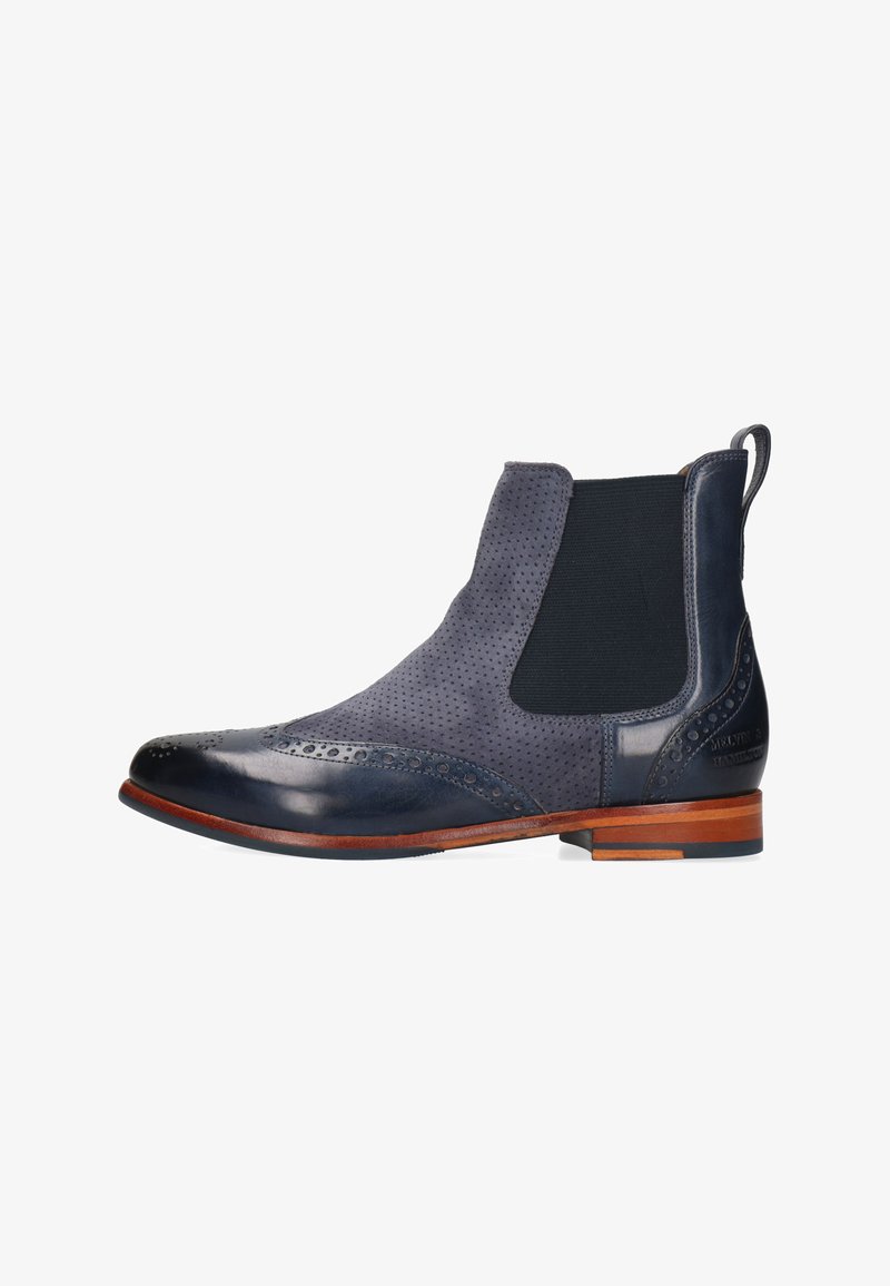 Bota Chelsea de cuero y ante azul marino con perforaciones tipo brogue, panel lateral elástico, suela de cuero y tira para tirar en la parte trasera.