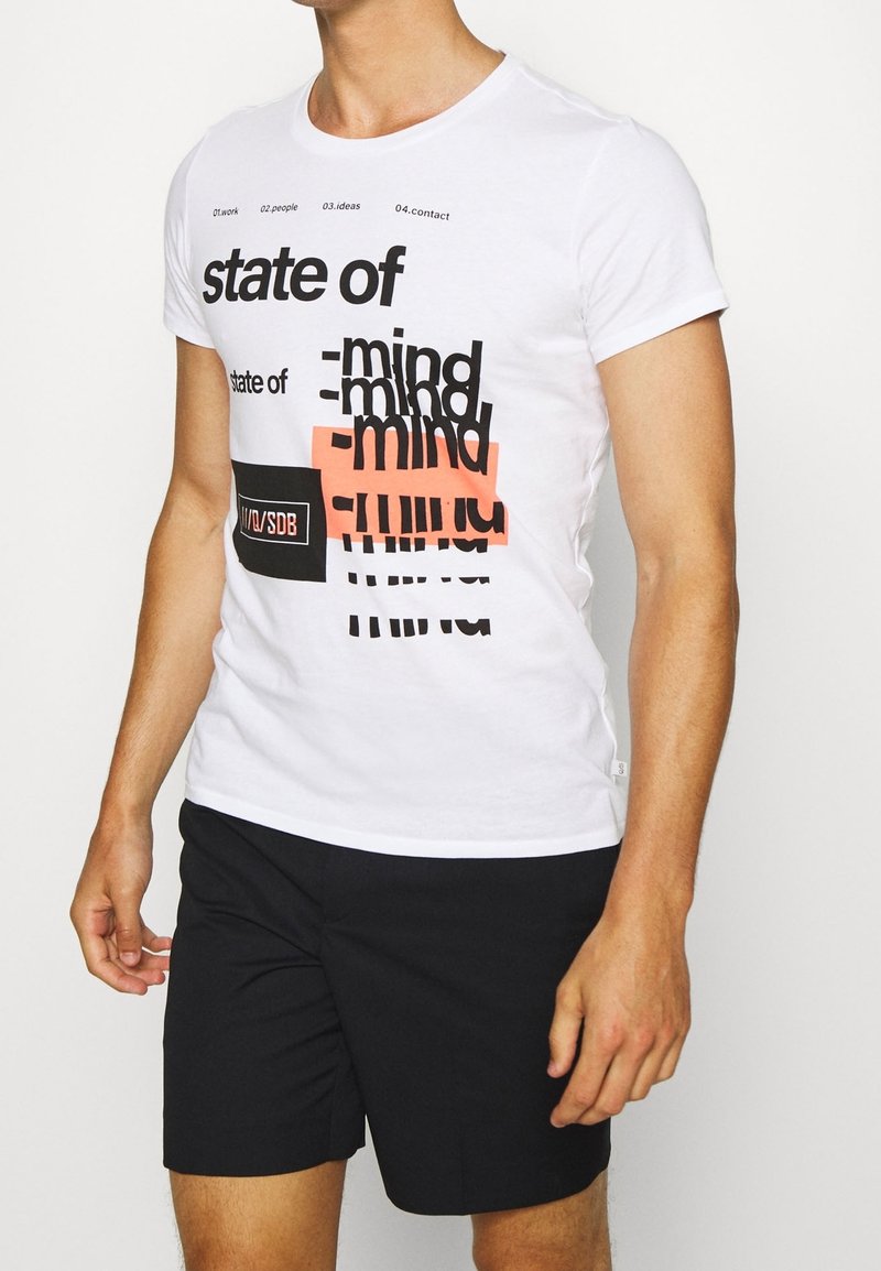 Bílý bavlněný tričko s černým a korálovým textovým grafikou s nápisem "stav mysli" a dalšími frázemi. Krátké rukávy a klasický kulatý výstřih.