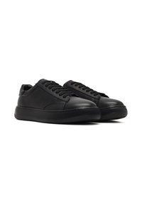 Czarne skórzane sneakersy z teksturowaną cholewką, okrągłym noskiem i wyściełaną czarną podeszwą. Posiada płaskie sznurowadła i minimalistyczne elementy wzornicze.
