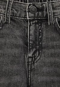 Schwarze Denim-Jeans Nahaufnahme mit Knopf mit Blue Ridge-Logo, Bund, Gürtelschlaufen und Details der vorderen Taschennaht.