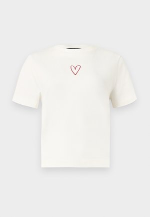 Wit T-shirt met korte mouwen en ronde hals met een klein rood hartje als omtrek, gecentreerd bij de halslijn.