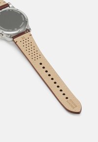 Lederuhrband in hellbeige mit Perforationen, kontrastierendem dunklem Stich und eingraviertem "ECHTES LEDER"-Detail.
