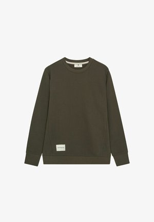 Pulover verde măsliniu, cu guler rotund, realizat din bumbac moale, având mâneci lungi și un mic etichetă pe partea stângă jos cu numele brandului.