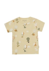 Kortärmad gul T-shirt i ribbat tyg, med ett mönster av dinosaurier och luftballonger med moln. Lappen säger "minymo."