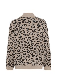 Beige tröja med svart leopardmönster, stickad textur, ribbad krage och ärmslut. Designad med långa ärmar och rak passform.