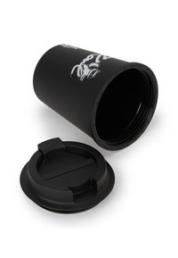 Czarny cylindryczny kubek o matowym wykończeniu, z pokrywą z suwakowym zamknięciem. Zawiera biały wzór graficzny z jednej strony.
