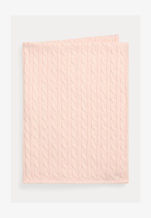 Manta de punto rosa pálido suave con patrón vertical de punto de cable, doblada ordenadamente sobre un fondo blanco.