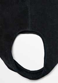 Tapis de selle d'équitation en daim noir avec une large découpe centrale et des coutures visibles sur fond blanc.