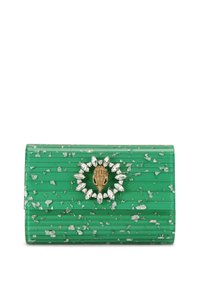 Clutch in acrilico verde con superficie testurizzata, decorata con un ornamento centrale in oro e gemme, caratterizzata da una forma rettangolare e chiusura a patta.