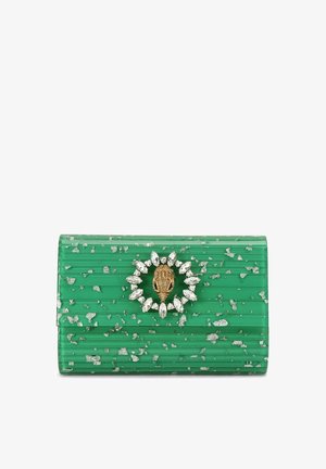 Groene acryl clutch met een getextureerd oppervlak, versierd met een centrale gouden en edelsteensiering, met een rechthoekige vorm en klepclosure.