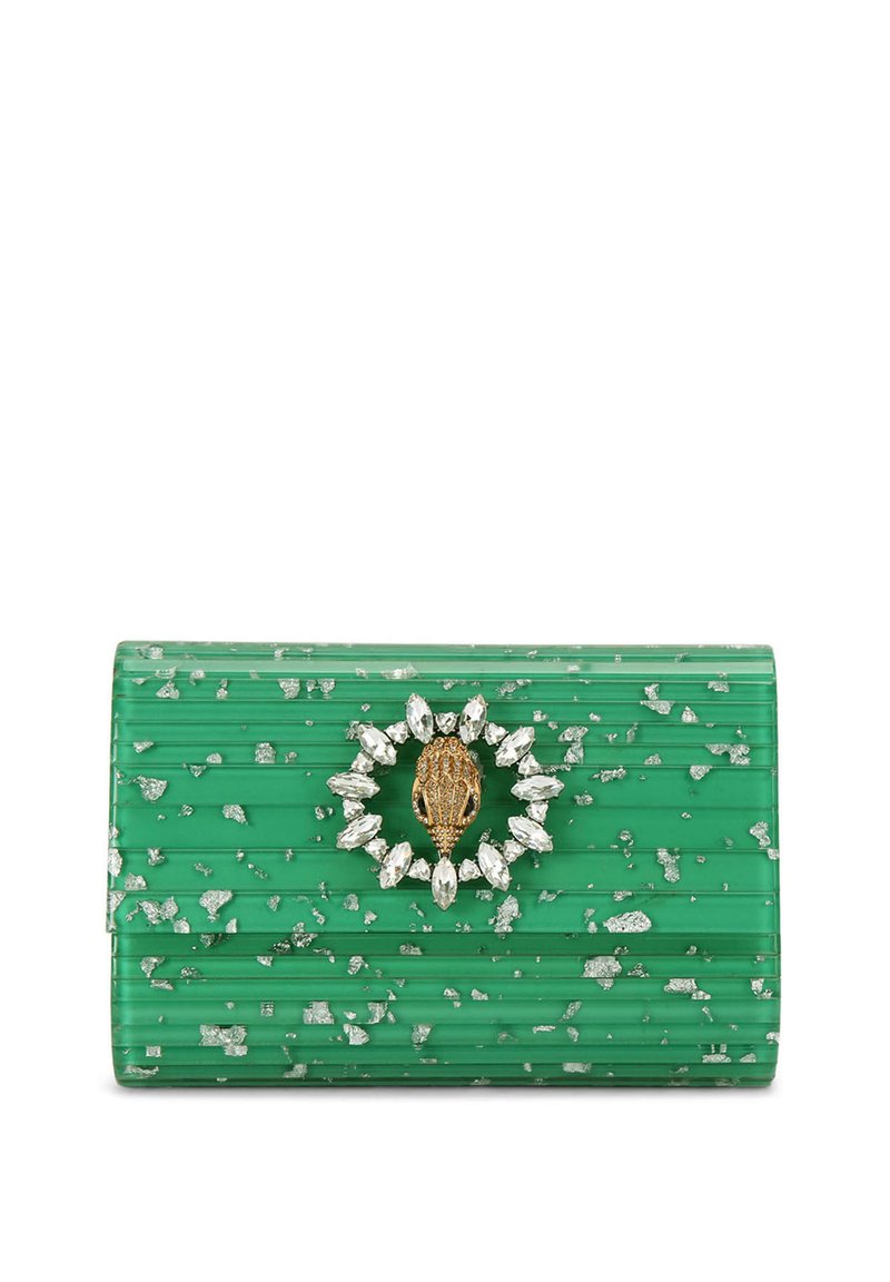 Clutch in acrilico verde con superficie testurizzata, decorata con un ornamento centrale in oro e gemme, caratterizzata da una forma rettangolare e chiusura a patta.