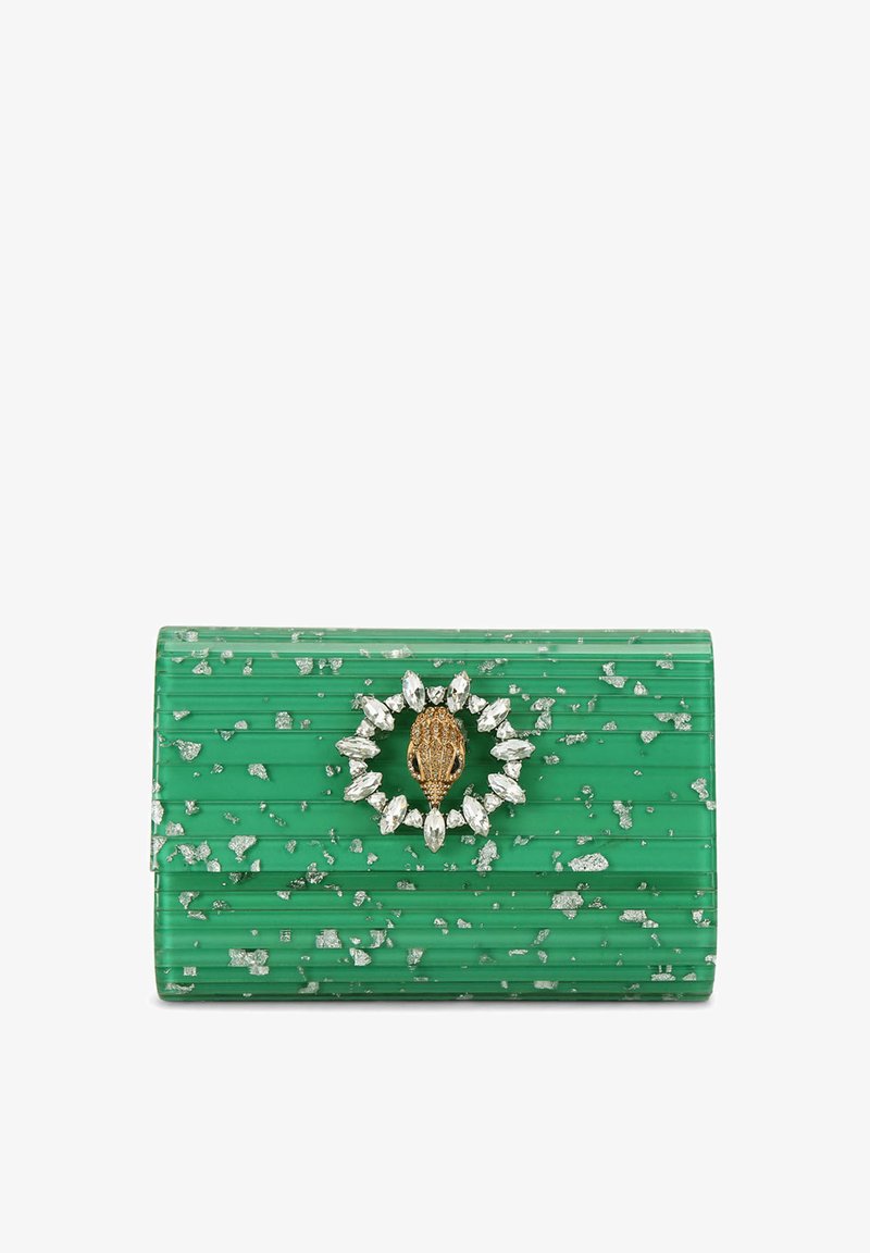 Clutch in acrilico verde con superficie testurizzata, decorata con un ornamento centrale in oro e gemme, caratterizzata da una forma rettangolare e chiusura a patta.