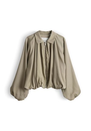 Beige cropped Jacke mit aufgepufften langen Ärmeln, einem vorderen Reißverschluss und einem Kragen, dargestellt vor weißem Hintergrund.