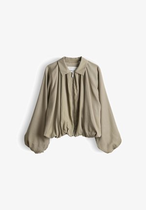 Beige cropped Jacke mit aufgepufften langen Ärmeln, einem vorderen Reißverschluss und einem Kragen, dargestellt vor weißem Hintergrund.