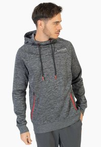 Felpa grigia in fleece con cappuccio, dettagli in zip rossi a contrasto e coulisse. Presenta un logo sul petto e un tessuto testurizzato.