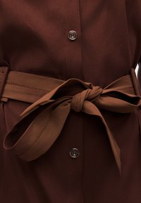 Καφέ φόρεμα με κουμπιά στο μπροστινό μέρος και φαρδιά υφασμάτινη ζώνη δεμένη σε φιόγκο στη μέση