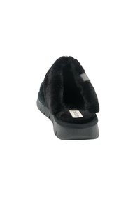 Pantofole nere con una parte superiore in pelliccia sintetica morbida, design aperto sul retro e suola in gomma spessa per comfort e stabilità.