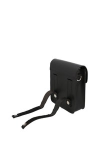 Czarna skórzana torba z dwoma otwartymi paskami, wyposażonymi w napy, zaprojektowana do przymocowania do paska lub podobnego przedmiotu.