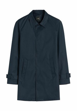 Granatowy męski płaszcz trencz z kołnierzem, ukrytymi guzikami z przodu, dwoma bocznymi kieszeniami oraz regulowanymi paskami na mankietach.