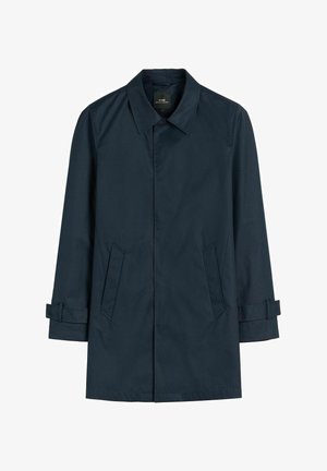 Granatowy męski płaszcz trencz z kołnierzem, ukrytymi guzikami z przodu, dwoma bocznymi kieszeniami oraz regulowanymi paskami na mankietach.