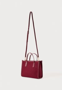 Weinrote Handtasche aus Filz mit strukturierter Form, doppelten Obergriffen, einem abnehmbaren Schultergurt und Akzenten aus goldfarbenem Metall.