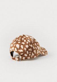 Caciula maro cu pete albe neregulate care seamănă cu un model de cerb, curea ajustabilă cu cataramă argintie, prezentată din spate și din lateral.